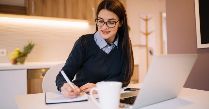 Kobieta na kwarantannie podczas rozmowy z psychologiem online